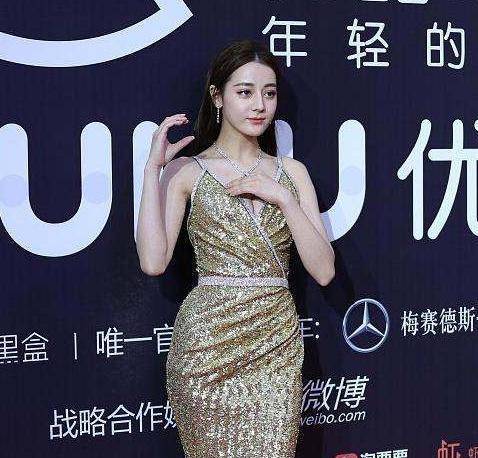 热巴的“花式捂胸”防走光火了,弯腰的动作更厉害,这一张有意思 热巴的“花式捂胸”防走光火了,弯腰的动作更厉害,这一张有意思