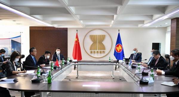 最新！外交部长王毅会见东盟秘书长，在东盟发表政策演讲