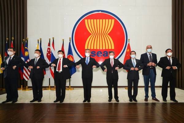 最新!外交部长王毅会见东盟秘书长,在东盟发表政策演讲 最新!外交部长王毅会见东盟秘书长,在东盟发表政策演讲