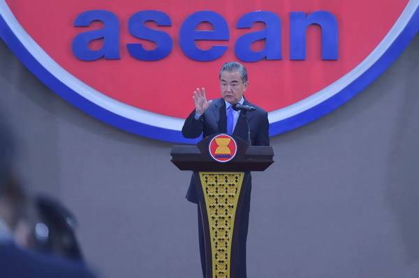 最新!外交部长王毅会见东盟秘书长,在东盟发表政策演讲 最新!外交部长王毅会见东盟秘书长,在东盟发表政策演讲