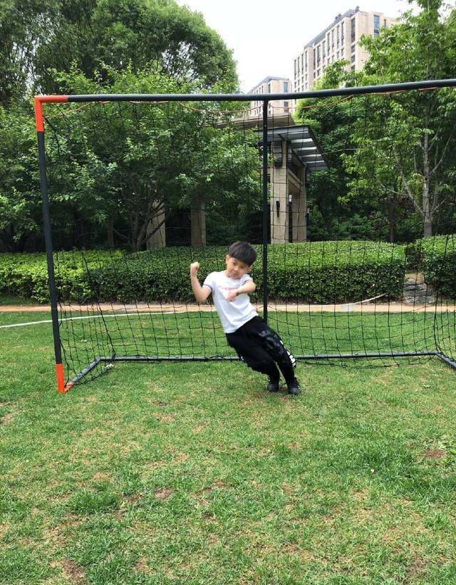 胡可陪安吉练球，安吉勇猛接球，摔倒了仍乐开花