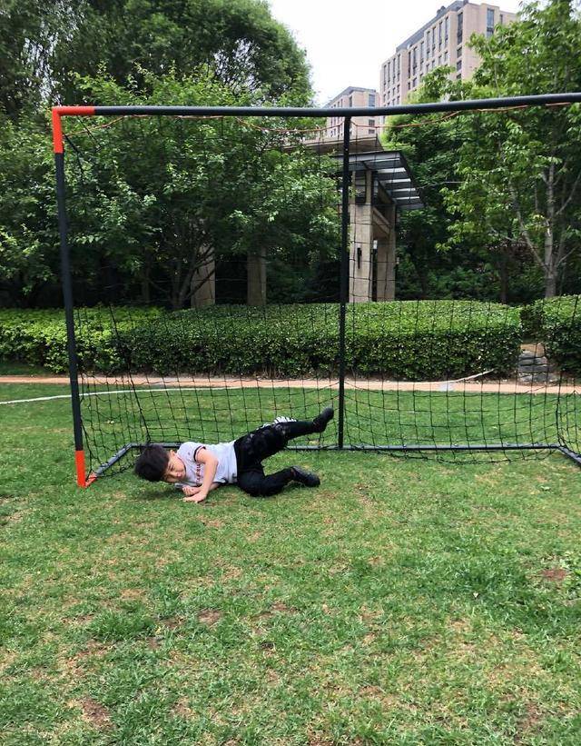 胡可陪安吉练球，安吉勇猛接球，摔倒了仍乐开花