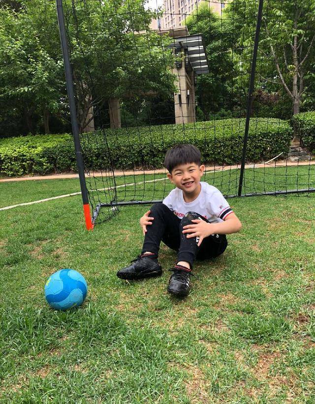 胡可陪安吉练球，安吉勇猛接球，摔倒了仍乐开花