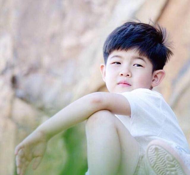 胡可陪安吉练球，安吉勇猛接球，摔倒了仍乐开花