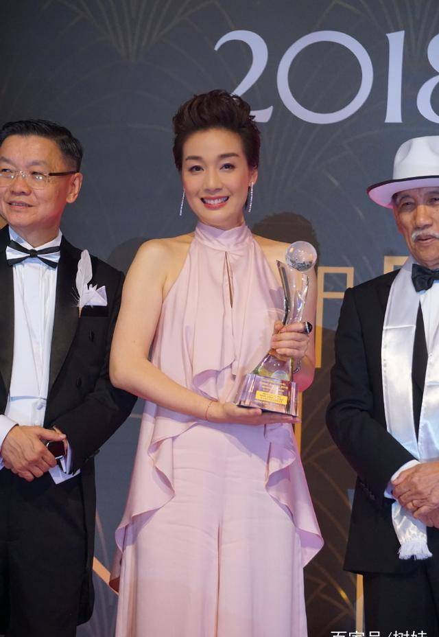 47岁江美仪与吴君如胞弟吴君祥相恋11年无果,坦承两年前已经分手 47岁江美仪与吴君如胞弟吴君祥相恋11年无果,坦承两年前已经分手