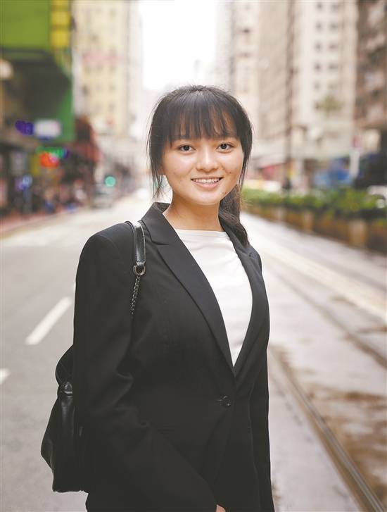 国旗是“信念”区旗是“家” 祖国支撑香港变得更好