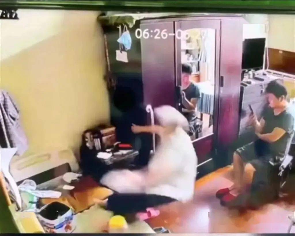 请问老法师 | 94岁老人摔倒身亡,全程玩手机的保姆事后隐瞒,责任该如何划分? 请问老法师 | 94岁老人摔倒身亡,全程玩手机的保姆事后隐瞒,责任该如何划分?