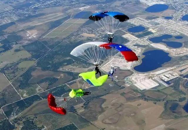 为什么空难发生的时刻,宁愿坠机,也不让乘客们跳伞? 为什么空难发生的时刻,宁愿坠机,也不让乘客们跳伞?