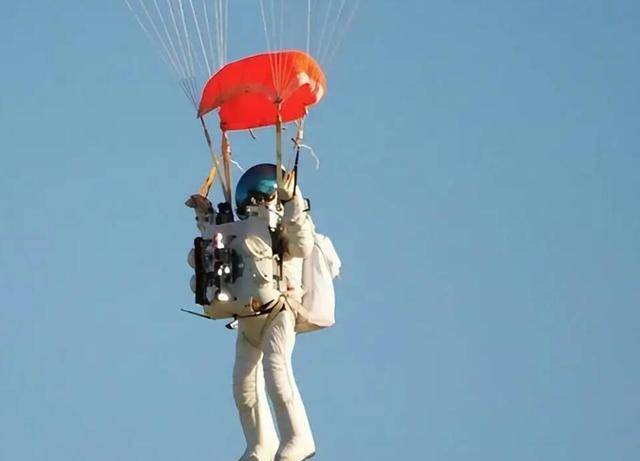 为什么空难发生的时刻,宁愿坠机,也不让乘客们跳伞? 为什么空难发生的时刻,宁愿坠机,也不让乘客们跳伞?