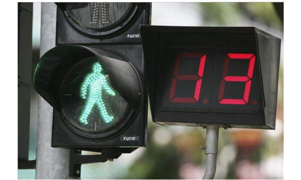 红灯停绿灯行，是全世界都遵守的交通规则吗？