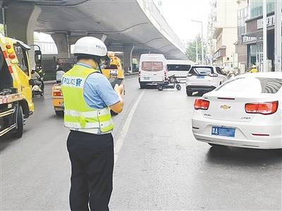交警规范陇海路 布厂街停车秩序 交警规范陇海路 布厂街停车秩序