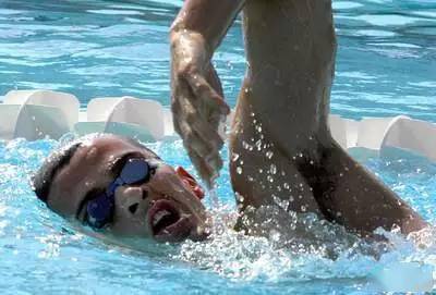 自由泳的划水，认识前交叉，中交叉和后交叉！