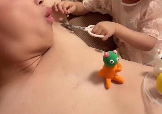 3岁萌娃拿剪刀剪爸爸腋毛,妈妈:为了给泥娃娃做头发 3岁萌娃拿剪刀剪爸爸腋毛,妈妈:为了给泥娃娃做头发