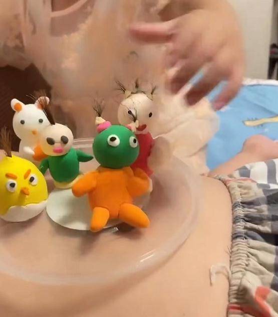 3岁萌娃拿剪刀剪爸爸腋毛,妈妈:为了给泥娃娃做头发 3岁萌娃拿剪刀剪爸爸腋毛,妈妈:为了给泥娃娃做头发