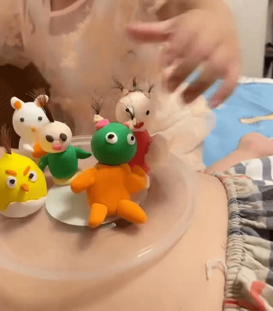 萌娃拿剪刀剪爸爸腋毛,妈妈:为了给泥娃娃做头发 萌娃拿剪刀剪爸爸腋毛,妈妈:为了给泥娃娃做头发