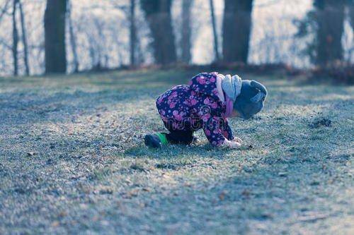 孩子总是像个泥娃娃,并非是孩子邋遢,而是“本体觉”在作怪