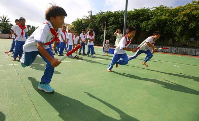 孩子总是像个泥娃娃，并非是孩子邋遢，而是“本体觉”在作怪
