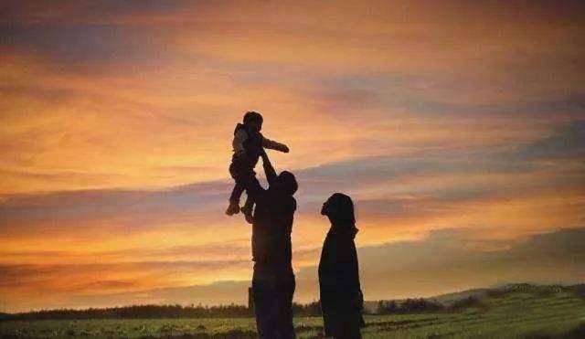 孩子总是像个泥娃娃，并非是孩子邋遢，而是“本体觉”在作怪