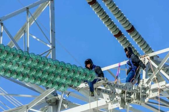 在雷雨天不要走近高压电杆多少米