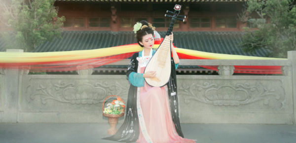 大珠小珠落玉盘形容的是什么乐器? 大珠小珠落玉盘形容的是什么乐器?