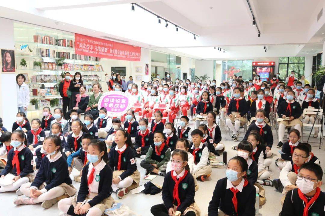 3.5学雷锋日 | 志愿服务让成都更美好 人人争当志愿者 人人尊重志愿者。 3.5学雷锋日 | 志愿服务让成都更美好 人人争当志愿者 人人尊重志愿者。