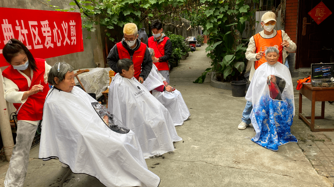 3.5学雷锋日 | 志愿服务让成都更美好 人人争当志愿者 人人尊重志愿者。 3.5学雷锋日 | 志愿服务让成都更美好 人人争当志愿者 人人尊重志愿者。