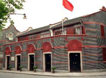 1921年7月23日至8月初，中国共产党第一次全国人民代表大会先后在哪里召开