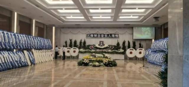 众多圈内好友送海峰最后一程:像睡着了,一点都没变 众多圈内好友送海峰最后一程:像睡着了,一点都没变