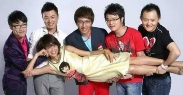 众多圈内好友送海峰最后一程:像睡着了,一点都没变 众多圈内好友送海峰最后一程:像睡着了,一点都没变