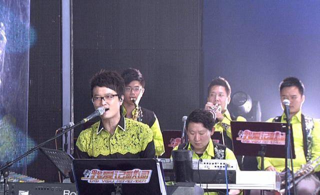 众多圈内好友送海峰最后一程:像睡着了,一点都没变 众多圈内好友送海峰最后一程:像睡着了,一点都没变