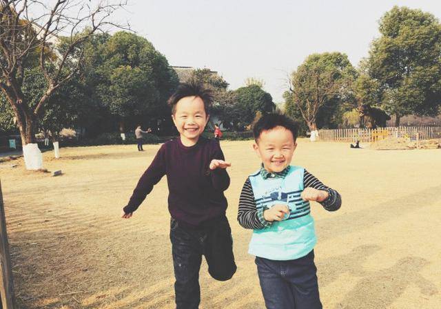 众多圈内好友送海峰最后一程:像睡着了,一点都没变 众多圈内好友送海峰最后一程:像睡着了,一点都没变