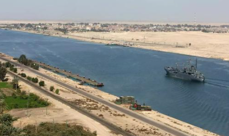 苏伊士运河是人工运河吗？