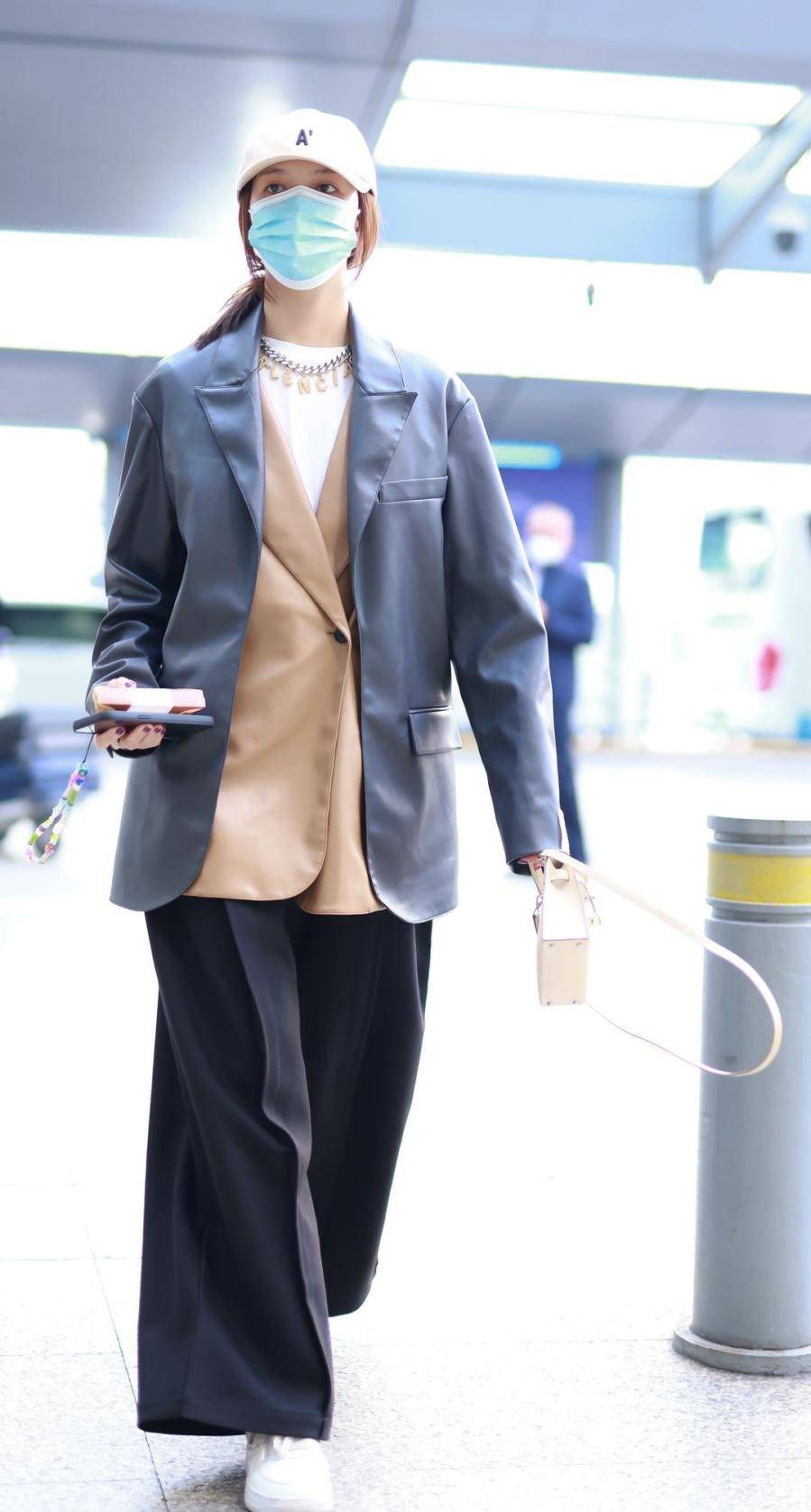 宋妍霏大佬范十足!穿皮革西装配阔腿裤,气场全开 大佬裤_阔腿裤套装裤夏女