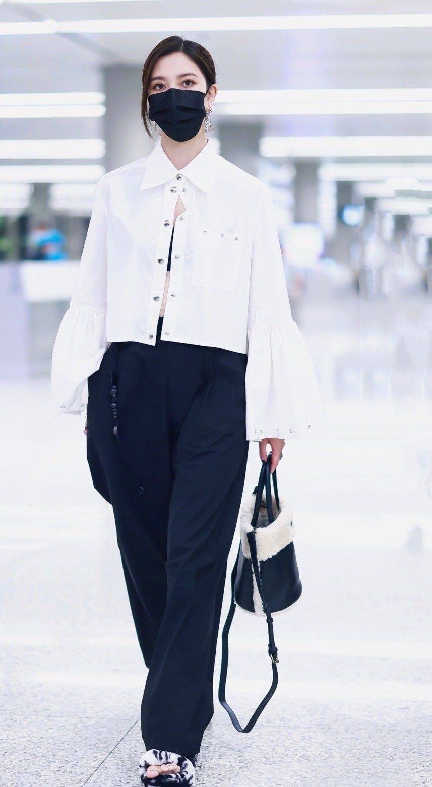 宋妍霏大佬范十足!穿皮革西装配阔腿裤,气场全开 阔腿裤套装裤夏女_大佬裤