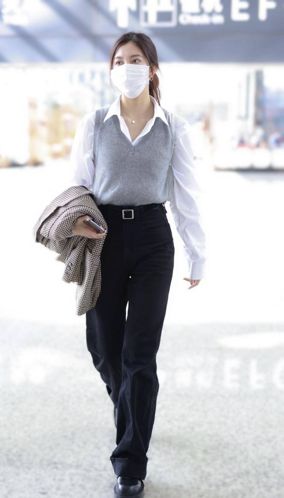 宋妍霏大佬范十足!穿皮革西装配阔腿裤,气场全开 大佬裤_阔腿裤套装裤夏女