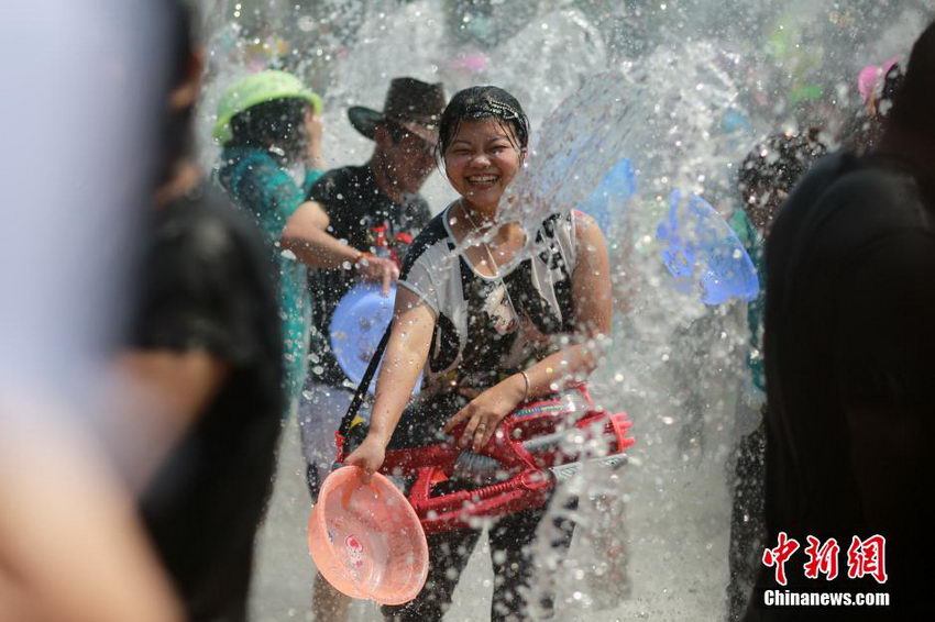 民族歌舞、烟花大秀、泼水狂欢……荆州方特泼水狂欢节为游客献上夏日文旅盛宴 傣族泼水节_七女秀陕西狂欢盛宴隧徳秧歌_dnf盛情狂欢泼水大王