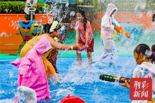 民族歌舞、烟花大秀、泼水狂欢……荆州方特泼水狂欢节为游客献上夏日文旅盛宴 dnf盛情狂欢泼水大王_傣族泼水节_七女秀陕西狂欢盛宴隧徳秧歌