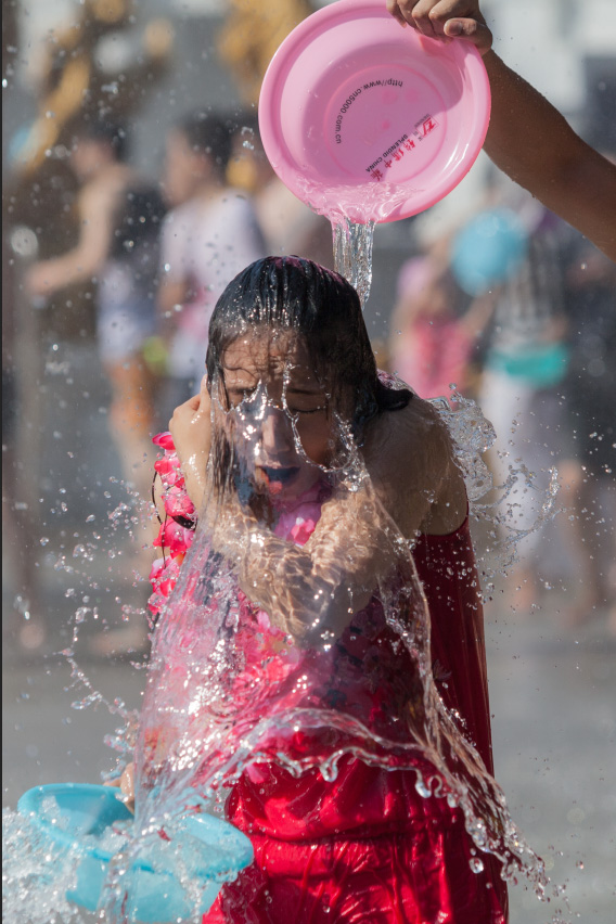 民族歌舞、烟花大秀、泼水狂欢……荆州方特泼水狂欢节为游客献上夏日文旅盛宴 傣族泼水节_七女秀陕西狂欢盛宴隧徳秧歌_dnf盛情狂欢泼水大王