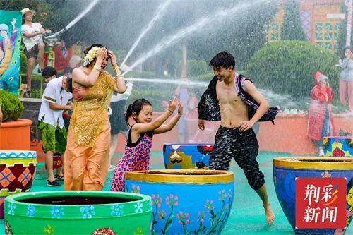 民族歌舞、烟花大秀、泼水狂欢……荆州方特泼水狂欢节为游客献上夏日文旅盛宴 七女秀陕西狂欢盛宴隧徳秧歌_dnf盛情狂欢泼水大王_傣族泼水节