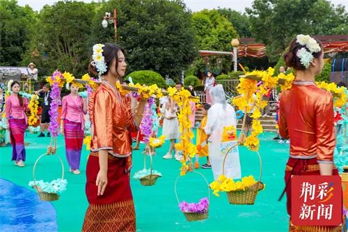 民族歌舞、烟花大秀、泼水狂欢……荆州方特泼水狂欢节为游客献上夏日文旅盛宴 傣族泼水节_七女秀陕西狂欢盛宴隧徳秧歌_dnf盛情狂欢泼水大王