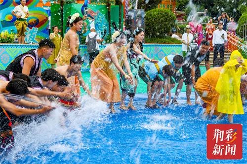 民族歌舞、烟花大秀、泼水狂欢……荆州方特泼水狂欢节为游客献上夏日文旅盛宴 傣族泼水节_七女秀陕西狂欢盛宴隧徳秧歌_dnf盛情狂欢泼水大王