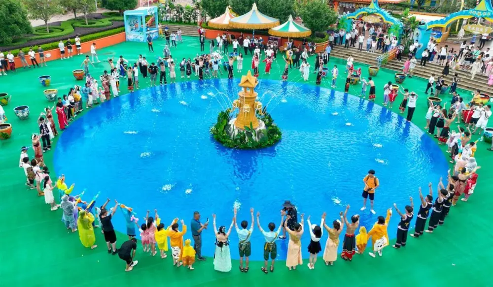 西双版纳民族风情来啦,荆州方特泼水狂欢节开幕 傣族泼水节_荆州方特开园时间及门票价格_荆州方特最新招聘信息