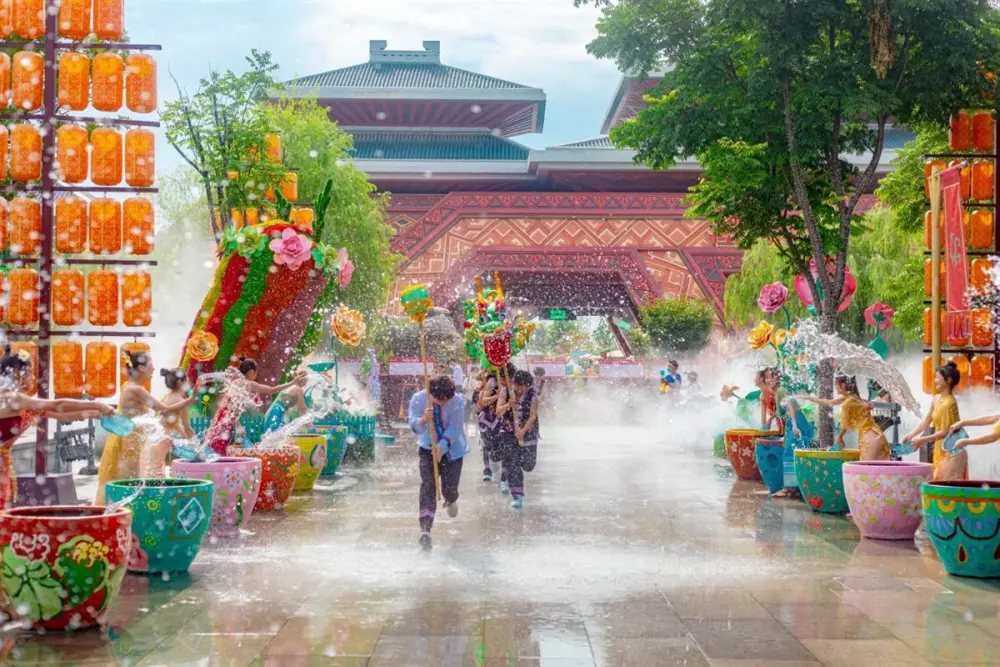 西双版纳民族风情来啦,荆州方特泼水狂欢节开幕 荆州方特开园时间及门票价格_荆州方特最新招聘信息_傣族泼水节