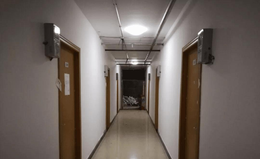 发现邻居家里不住人专门放骨灰该怎么办? 墓地怎么买_捡爸爸的骨灰正来姨妈什么办_骗小萝莉邻居家里的