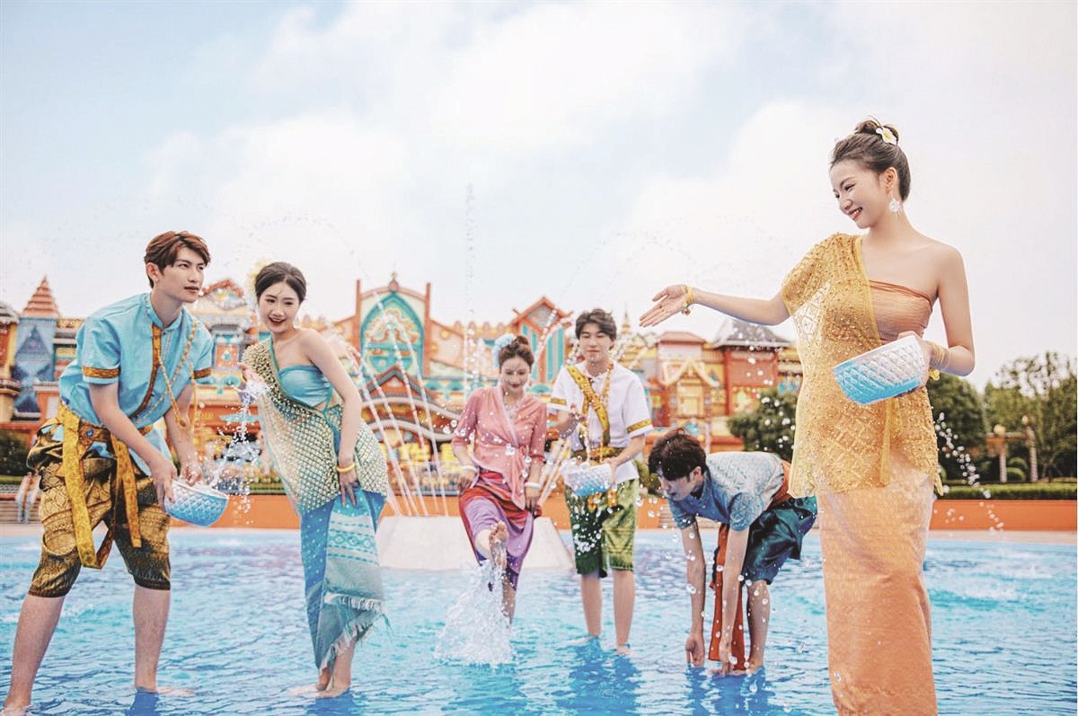 西双版纳民族风情来啦 荆州方特泼水狂欢节开幕 西双版纳傣族自治州泼水节_傣族泼水节_西双版纳泼水节开幕式