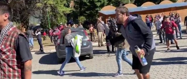 阿根廷总统访问山火受灾地区,所乘车辆遭抗议者围攻 阿根廷总统访问山火受灾地区,所乘车辆遭抗议者围攻