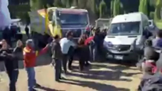 阿根廷总统访问山火受灾地区，所乘车辆遭抗议者围攻