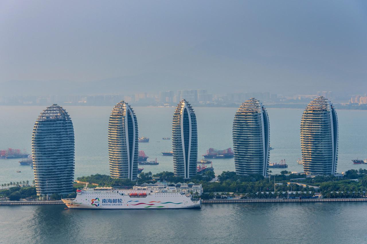 “五一”海南掀旅游热:三亚6000元酒店一房难求,机票大涨游客直呼比国外还贵 去海南旅游需要多少钱_去海南旅游要多少钱_去海南旅游需要带什么证件吗