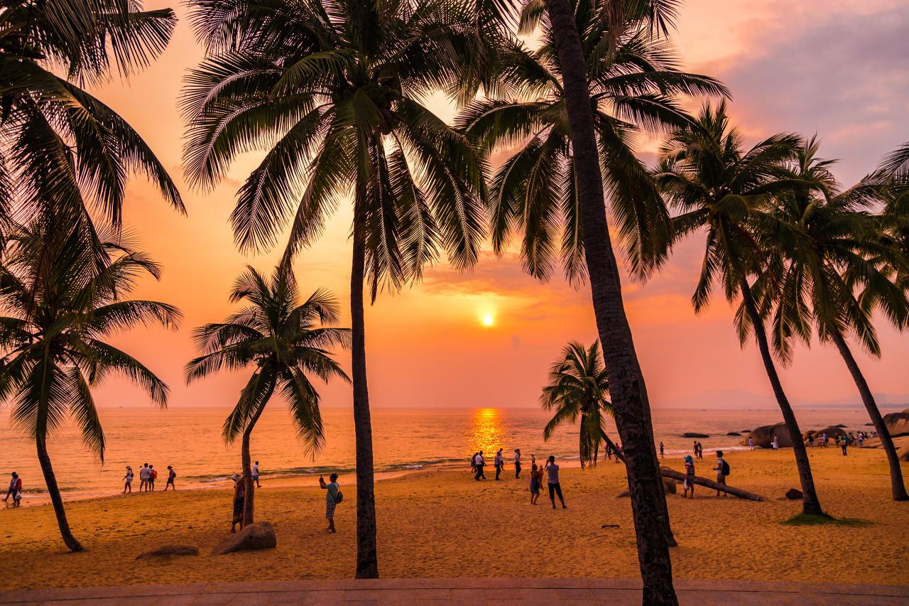 “五一”海南掀旅游热:三亚6000元酒店一房难求,机票大涨游客直呼比国外还贵 去海南旅游要多少钱_去海南旅游需要多少钱_去海南旅游需要带什么证件吗