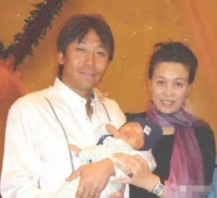 连环劈腿之后,那英对他彻底失望,前足球明星高峰的现状让人同情 那英和高峰_高峰那英结婚了吗_高峰那英老公